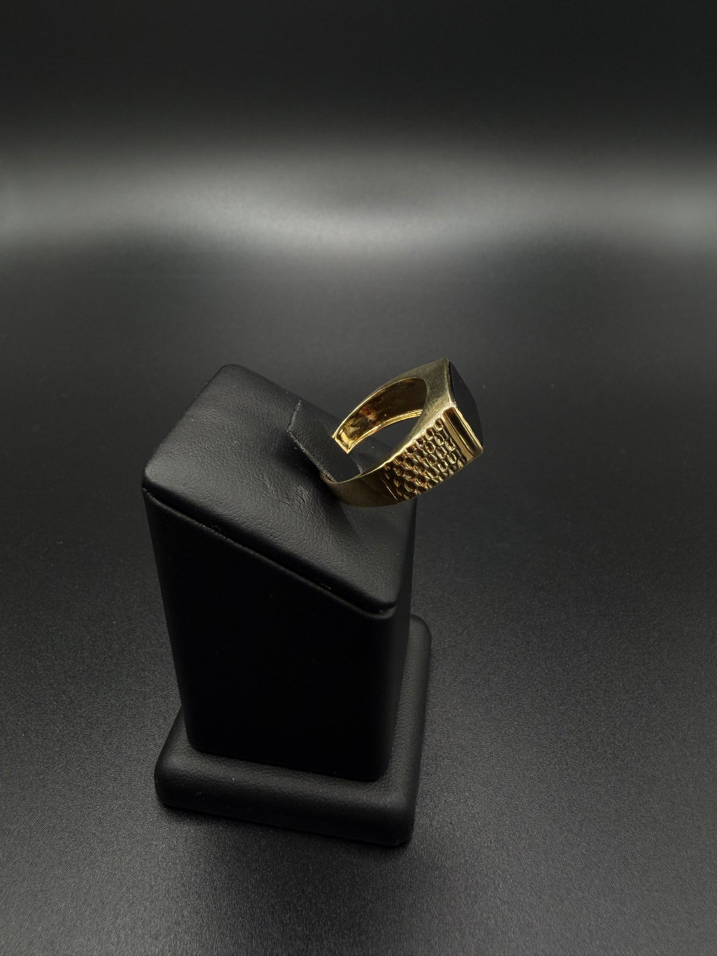 10K Gold Black Stone Ring, Size 10 1/2
